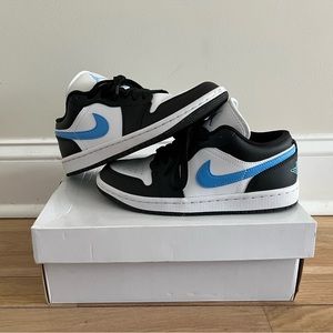 Air Jordan 1 Low ‘Black University Blue’ - Women 6
